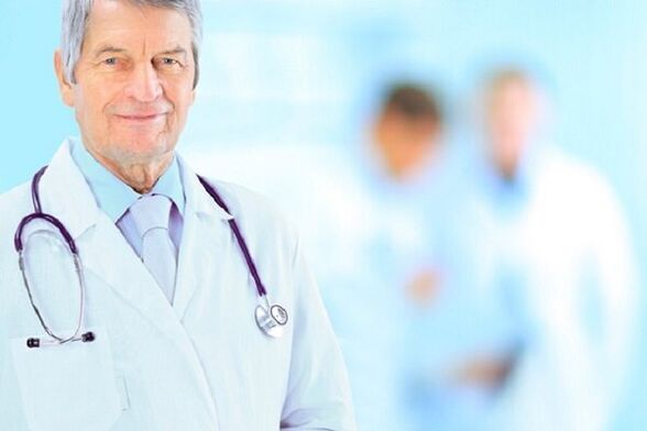Médico que trata prostatite aguda